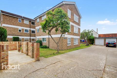 2 bed property, in Charlton Road, £220,000