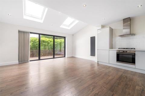 2 bed property, in Tallis Grove, £650,000
