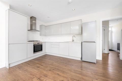 2 bed property, in Tallis Grove, £600,000
