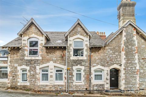 2 bed property, in Waterloo Road, £110,000
