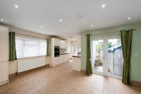 3 bed property, in Bow Arrow Lane, £525,000