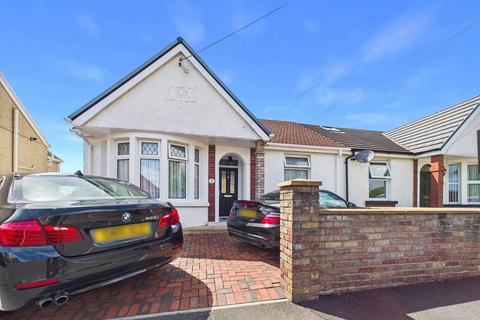 3 bed property, in Pencaecrwn Road, £200,000