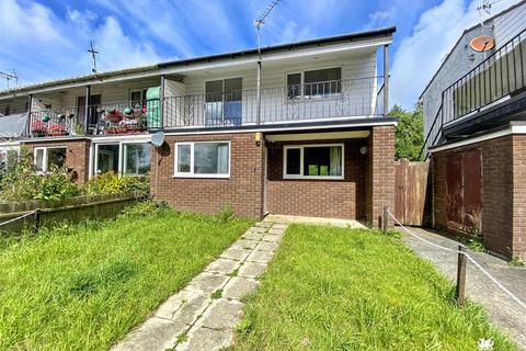 2 bed property, in Manor Parade, £130,000