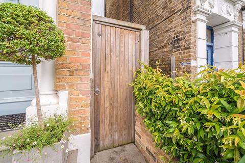1 bed property, in Cranfield Road, £425,000