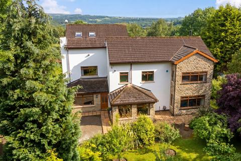 5 bed property, in Clara Drive, £1,175,000