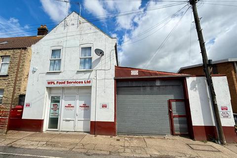 2 bed property, in Kitchener Road, £180,000