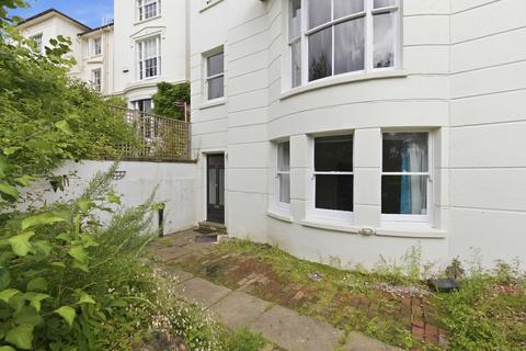 1 bed property, in Grove Hill Gardens, £297,500