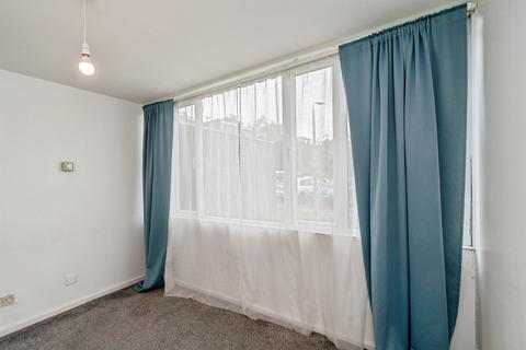 2 bed property, in Parklands Gardens, £135,000