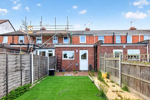 2 bed property, in Kings Road, £195,000