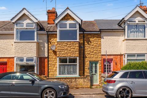 2 bed property, in Kings Road, £175,000