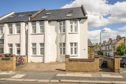 2 bed property, in Kenilworth Avenue, £600,000