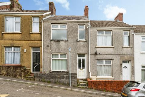 2 bed property, in Britannia Road, £120,000
