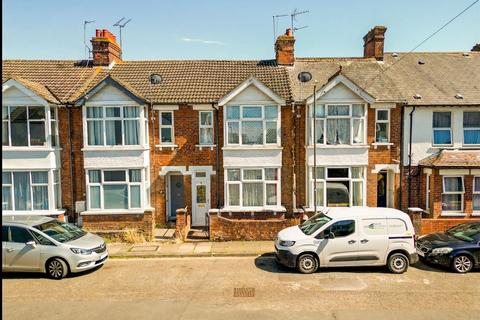 3 bed property, in Ascott Road, £350,000