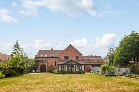 5 bed property, in Orchard Close, £675,000