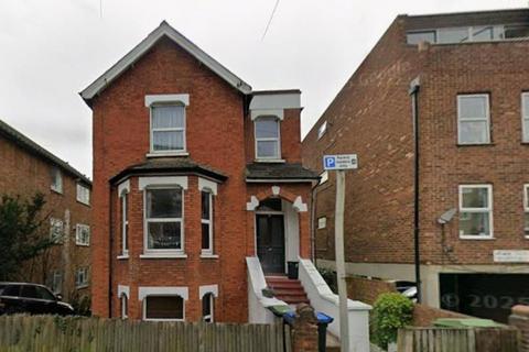 1 bed property, in Ravensbourne Road, £230,000