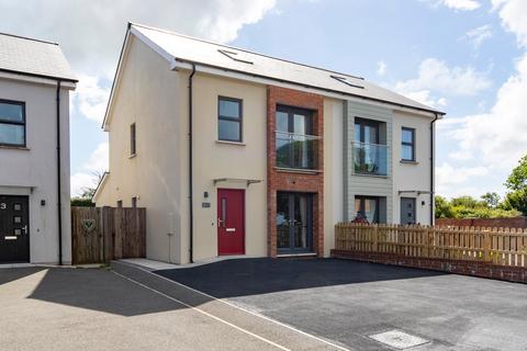 3 bed property, in Hayston View, £250,000