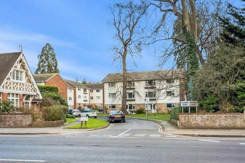 2 bed property, in Cliveden Court, £200,000