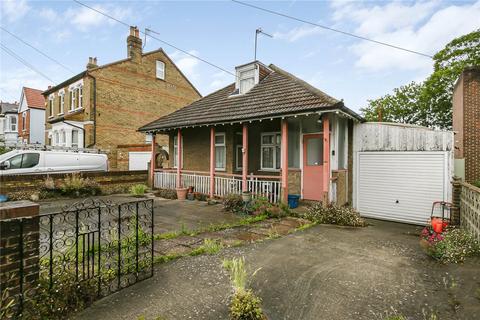 3 bed property, in Whitton Road, £650,000