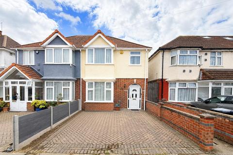 3 bed property, in Hinton Avenue, £625,000