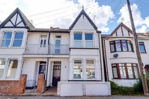 2 bed property, in St. Georges Park Avenue, £230,000