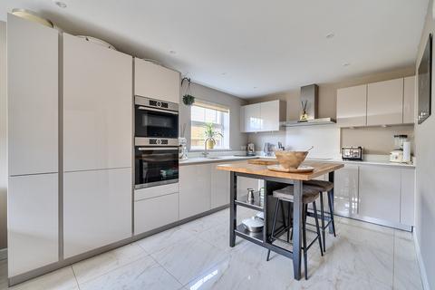 4 bed property, in Hengist Drive, £500,000
