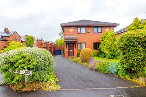 2 bed property, in Carders Close, £160,000