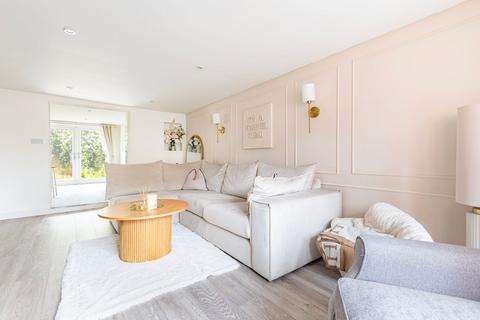 3 bed property, in Lower Olland Street, £275,000