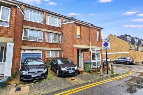 5 bed property, in Davern Close, £515,000