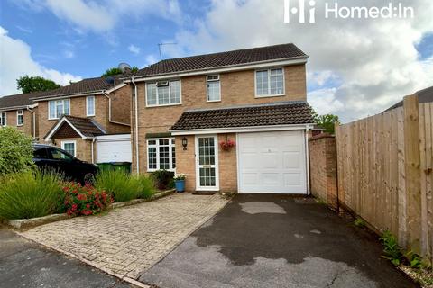 4 bed property, in The Fieldings, £500,000