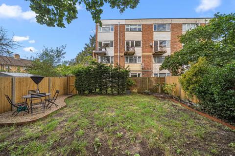 2 bed property, in Addlestone, £275,000