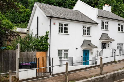 2 bed property, in Port Hill, £535,000