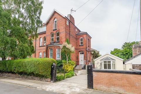 5 bed property, in Walton Park, £495,000