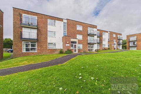 2 bed property, in West Hill Road, £189,950