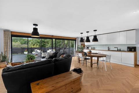 3 bed property, in Bath Green, £375,000