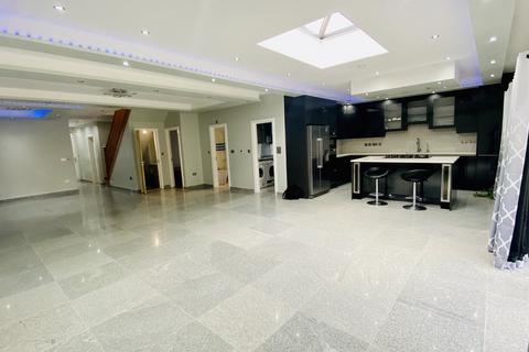 5 bed property, in Peaketon Avenue, £950,000