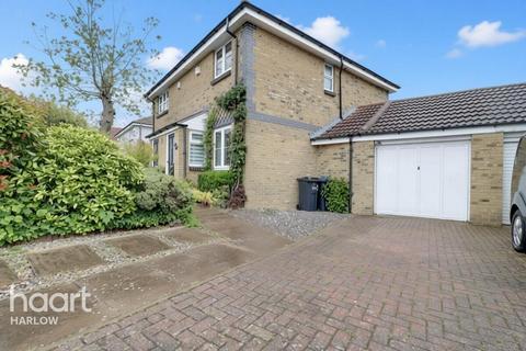 2 bed property, in Lavender Close, £350,000
