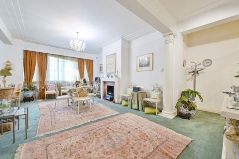 3 bed property, in Albion Gate, £900,000