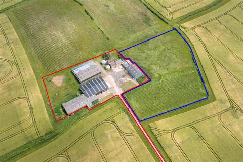 5 bed property, in Lodge Farm, £900,000