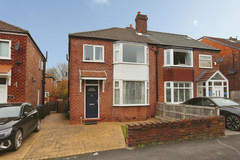 3 bed property, in Melling Avenue, £275,000