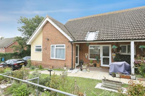 1 bed property, in Walnut Tree Drive, £190,000
