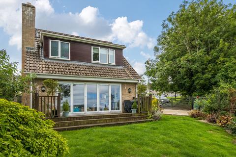 3 bed property, in Arundel Drive, £400,000