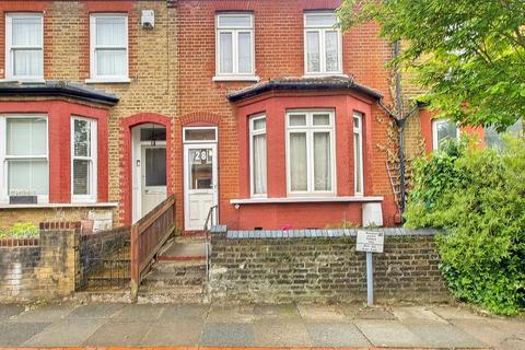 3 bed property, in Avenue Road, £695,000