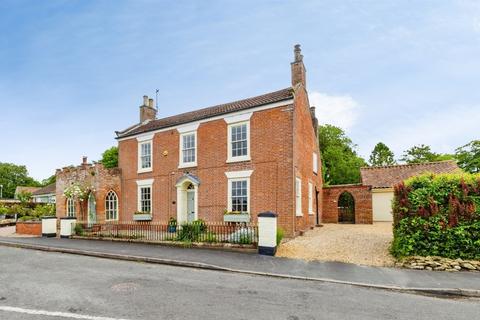 4 bed property, in Sandy Lane, £600,000