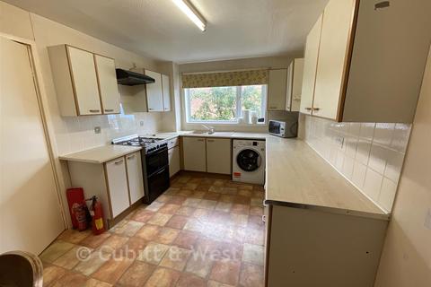 3 bed property, in Wheatcroft, £230,000
