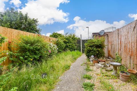 3 bed property, in Wheatcroft, £230,000