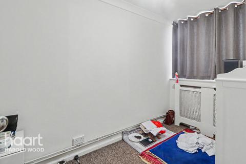 3 bed property, in Okehampton Square, £300,000