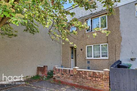 3 bed property, in Coltsfoot Path, £300,000