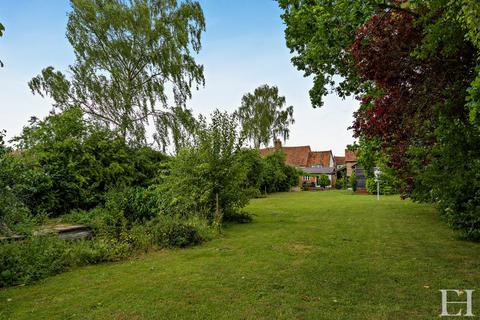 2 bed property, in Creeting St, £500,000