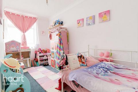 3 bed property, in Beach Road, £120,000