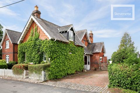 2 bed property, in Tawney Lane, £700,000